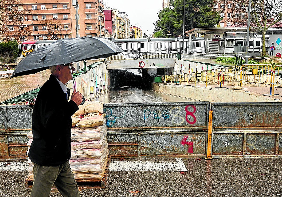 El túnel bajo el paso ferroviario de Aldaia, cerrado al tráfico ante una alerta meteorológica.