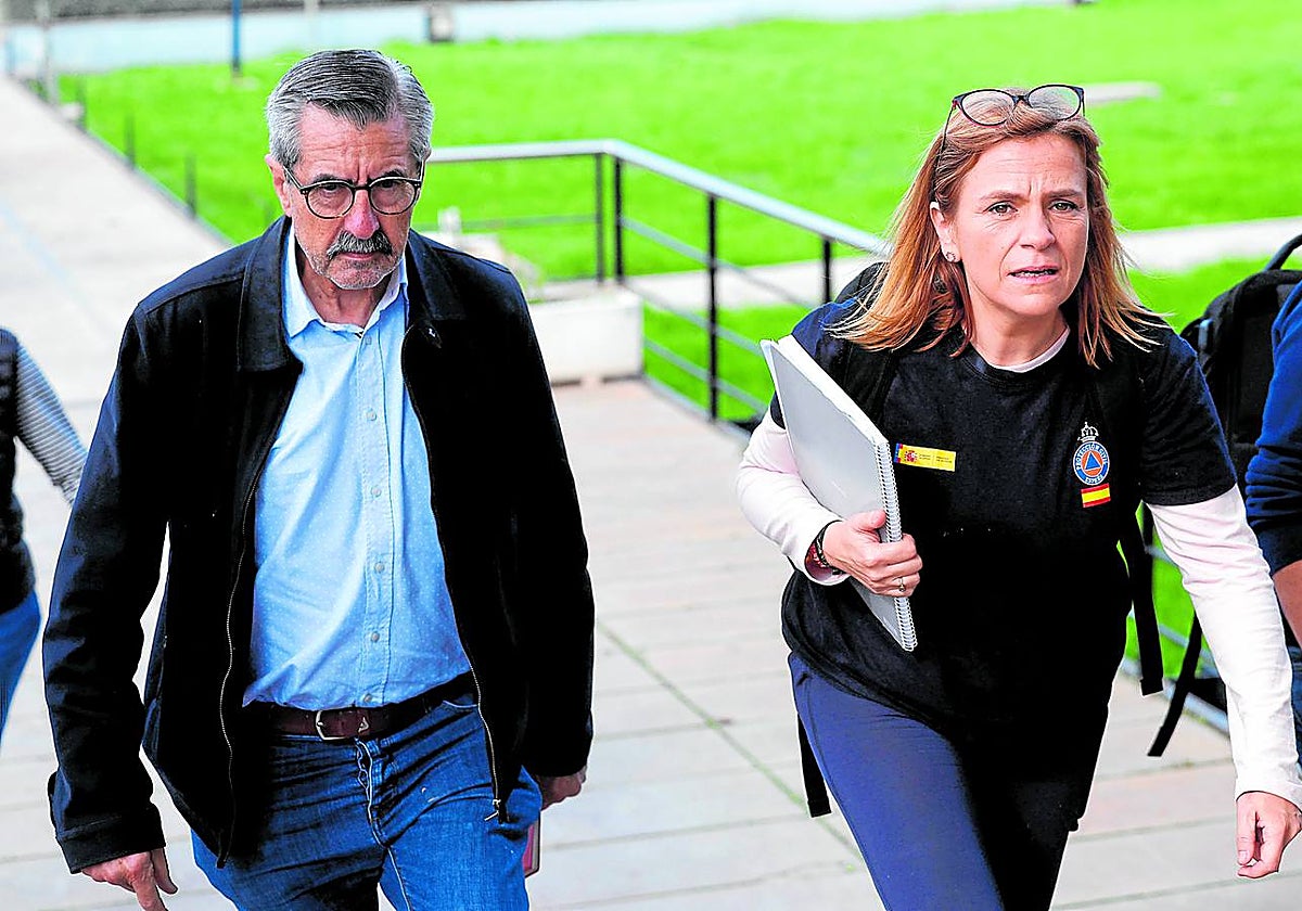 El excomisionado de la dana José María Ángel, junto a la delegada del Gobierno, Pilar Bernabé.