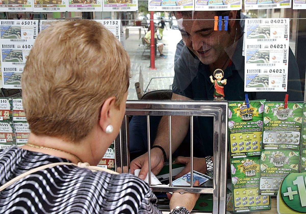 Un vendedor de la ONCE en una imagen de archivo.