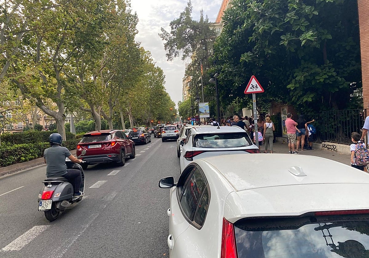 Imagen principal - Tráfico intenso en Gran Vía Fernando el Católico y en San Vicente. 