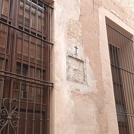 El hueco del panel cerámico robado en la fachada del antiguo hospital.