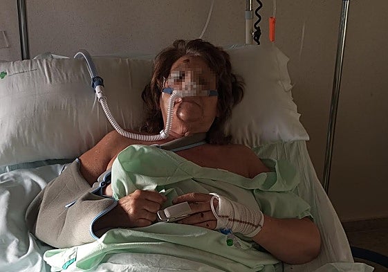 La mujer, en el hospital tras la agresión.