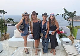 Espe Vila, Desampa Gil, Cuqui Margarit y Mayte Burgos en casa de Rosa Castellví en Xàbia.