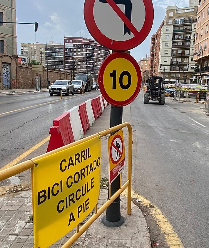 Imagen secundaria 2 - Pérez Galdós con Manuel de Falla y Pérez Galdós, a la altura de Petxina.