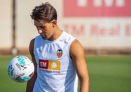 Jesús Vázquez, en un entrenamiento con el Valencia.