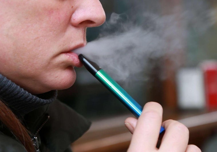 La Ley Antitabaco dará un plazo de 12 meses para acabar con el cigarrillo electrónico de un solo uso