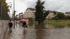 Acumulación de agua en el camí del Llavador de Dénia, que ha tenido que ser cortado.