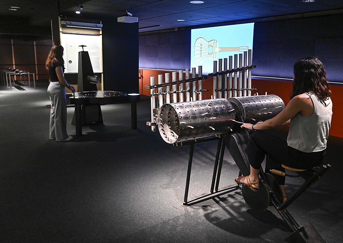 Imagen secundaria 1 - Dos imágenes de las exposiciones que se podrán ver en CaixaForum; sobre estas líneas, Hidalgo, Borrás y Turruellas, antes de la presentación.