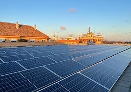 Placas solares, en una terraza.