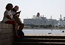 Crucero Queen Victoria atracado en el puerto de Valencia.
