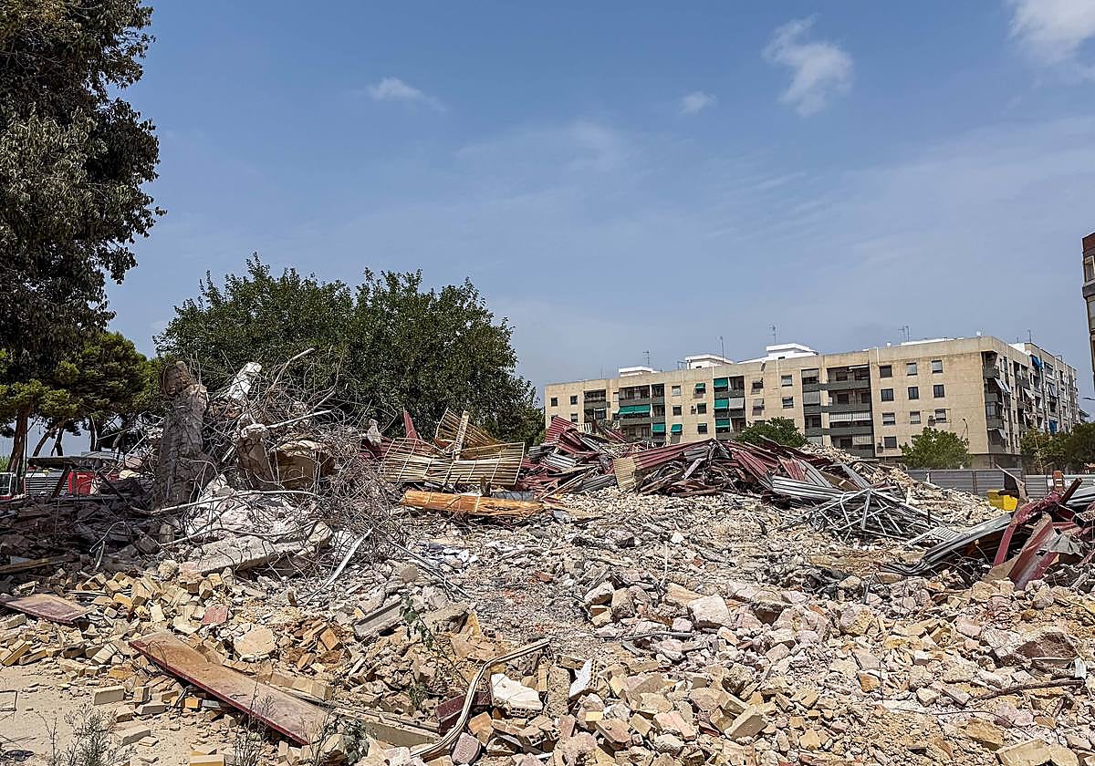 La demolición de uno de los colegios afectados por la dana en Massanassa.