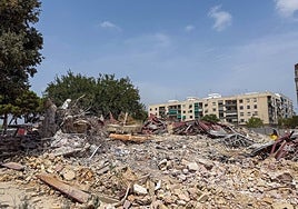 La demolición de uno de los colegios afectados por la dana en Massanassa.