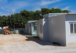 Trabajos en el patio de Infantil, que no llega a tiempo para el inicio del curso.