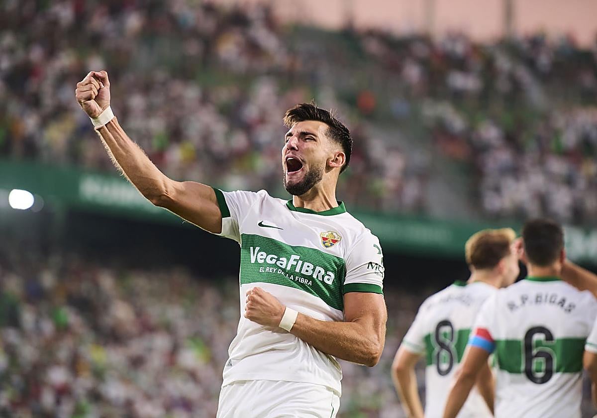 Rafa Mir celebra su gol anotado ante el Levante UD.