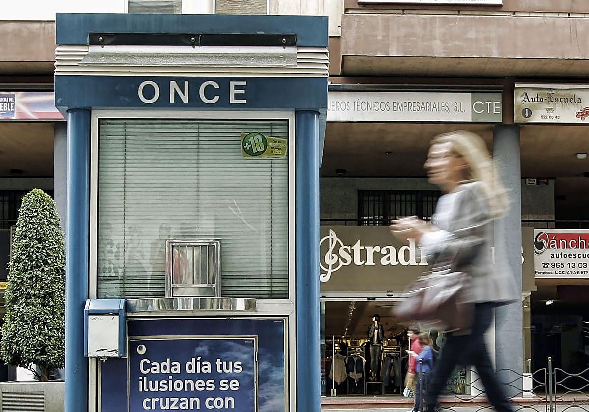 Un vendedor de la ONCE en una imagen de archivo.