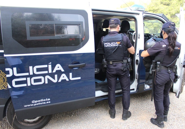 Dos atracadores disfrazados de basureros roban 120.000 euros en un banco en Valencia