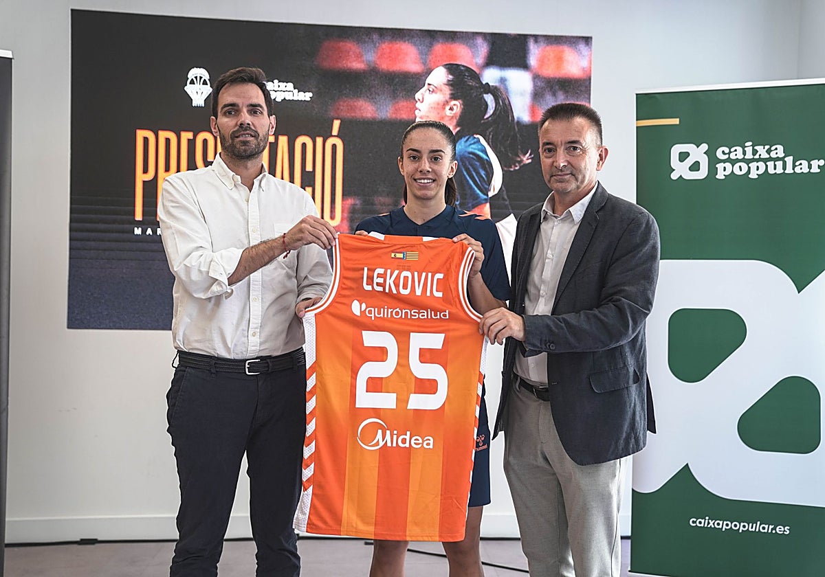 Enric Carbonell, Marija Lejovic y Paco Alòs, durante la presentación de la base montenegrina.