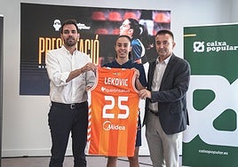 Enric Carbonell, Marija Lejovic y Paco Alòs, durante la presentación de la base montenegrina.