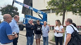 La concejala de Deportes, Rocío Gil, con vecinos de la zona.