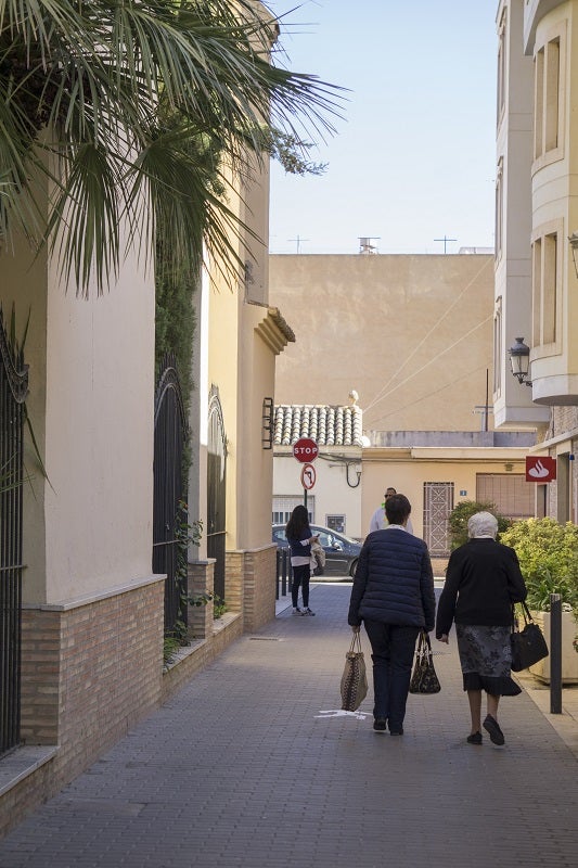 Personas mayores caminan por las calles de l'Eliana.