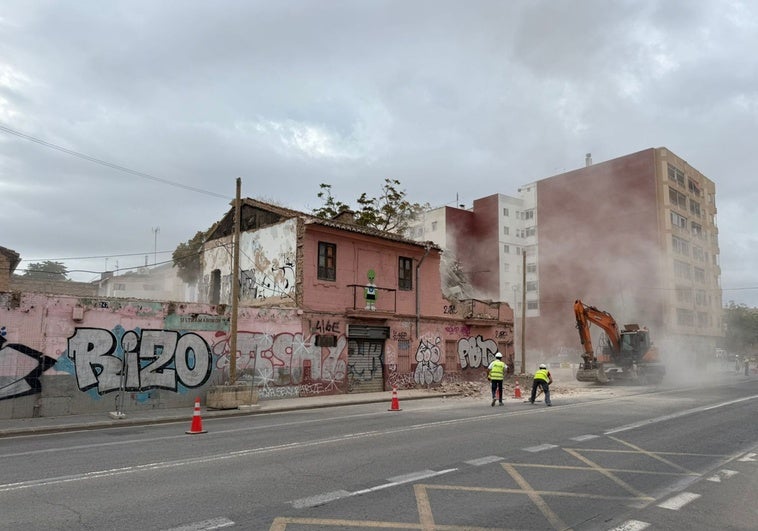 Arrancan los derribos en la calle San Vicente para eliminar la 'acera de la muerte'