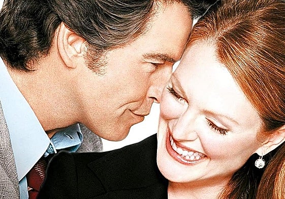 Pierce Brosnan y Julianne Moore durante una escena de la película 'Hasta que la ley nos separe'.