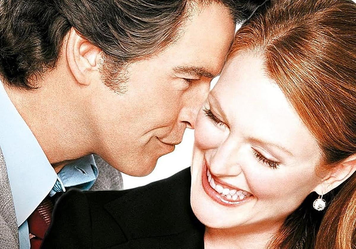 Pierce Brosnan y Julianne Moore durante una escena de la película 'Hasta que la ley nos separe'.