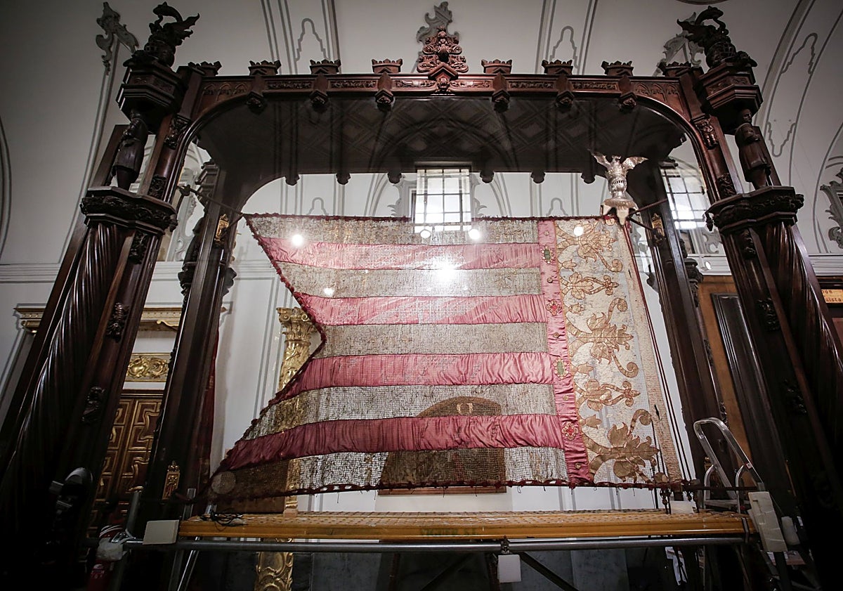 Imagen principal - Senyera y detalles de los bordados.