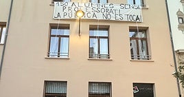 Cartel reivindicativo en la fechada del centro, en el marco de las protestas del curso pasado.