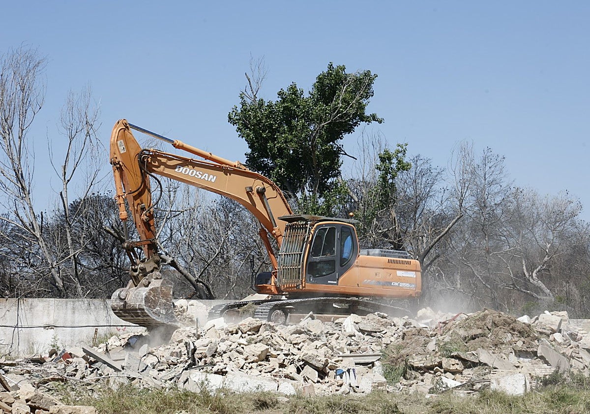 Imagen principal - Obras de derribo, edificio antiguo de la Venta de Toros y visita del concejal José Gosálbez.