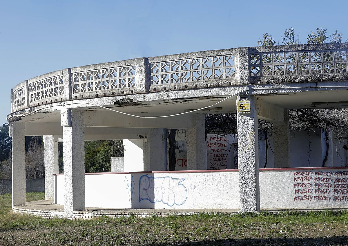 Imagen secundaria 1 - Obras de derribo, edificio antiguo de la Venta de Toros y visita del concejal José Gosálbez.