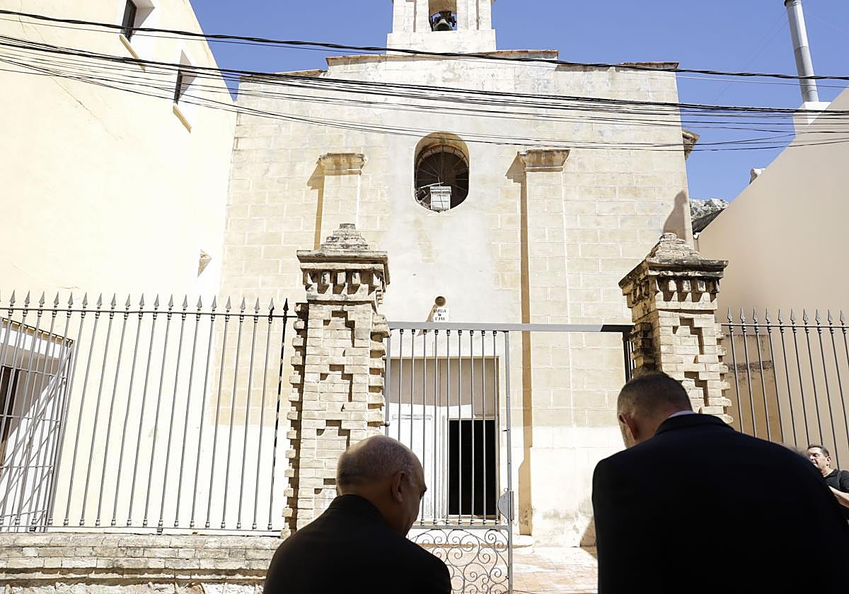 El arzobispo y el alcalde de Cullera visitan la capilla.