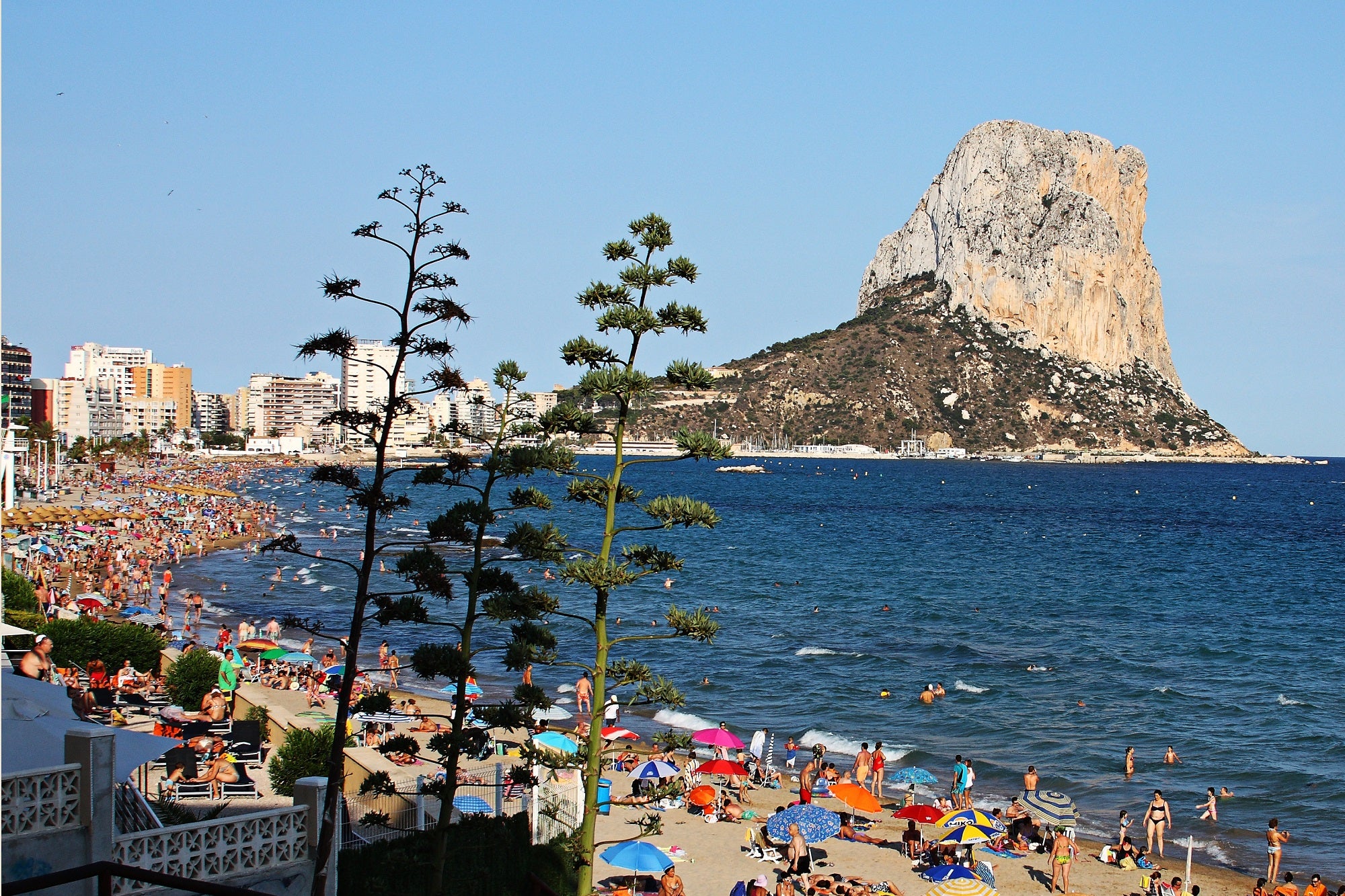 Imagen de la playa de Calpe este verano con el peñon de Ifach al fondo.