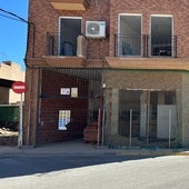 Uno de los inmuebles que todavía tiene las plantas bajas destrozadas por la dana.
