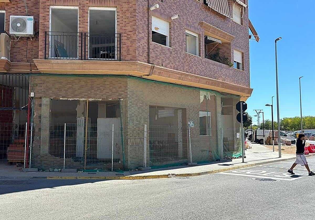 Uno de los inmuebles que todavía tiene las plantas bajas destrozadas por la dana.