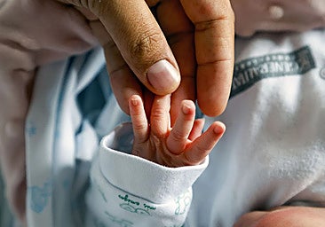 Valencia amplía la ayuda del cheque-bebé a 400 euros por familia