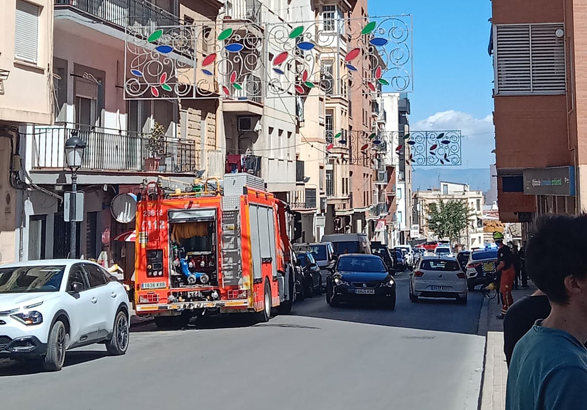 Los bomberos, en la calle Ramón y Cajal de Chiva, en pleno servicio.