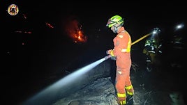 Un bombero trabaja en la zona.