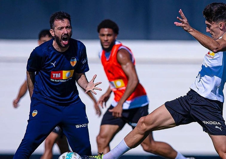 El Valencia toma nota de lo que hizo el Levante y ensaya cinco defensas para enfrentar al Barça
