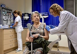 Vacunación a una persona mayor en un centro de salud.