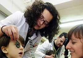 Varios ópticos realizan una revisión en un colegio.