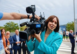 Diana Morant, con una cámara de Televisión Española.