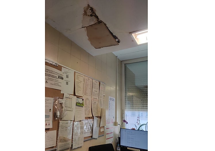 Parte rota del techo en otra sala del hospital.