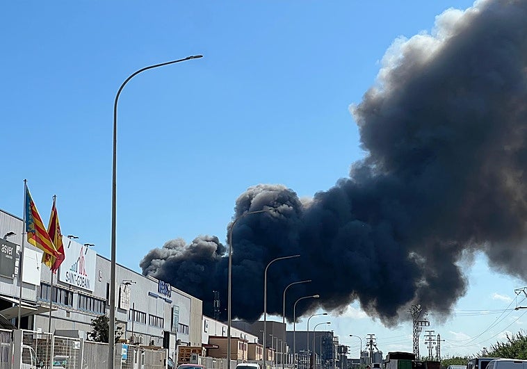 La gran columna de humo que ha provocado el incendio.