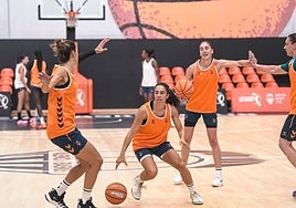 El Valencia Basket, durante un entrenamiento en L'Alqueria.