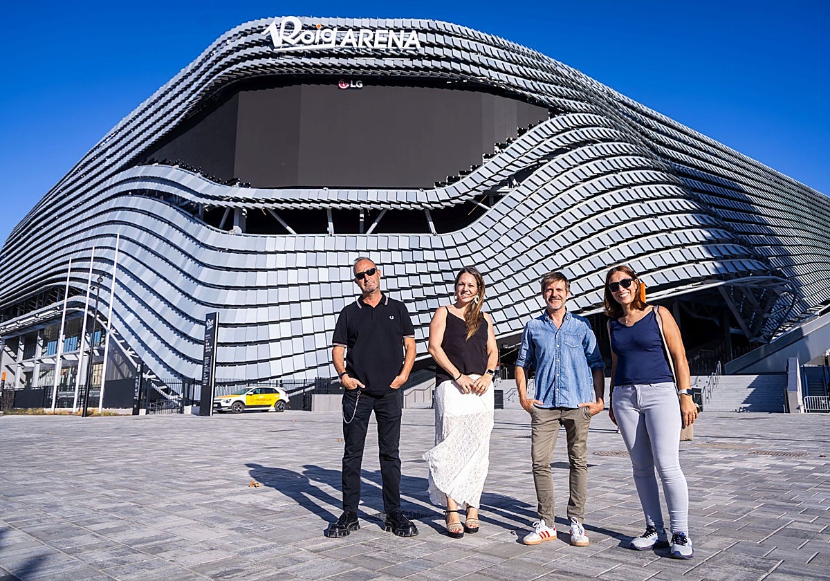 Cuatro de los premiados durante los últimos 25 años, Ramón Palomar, Ruth García, Paco Roca y Mónica Merenciano, junto al ojo del Roig Arena.