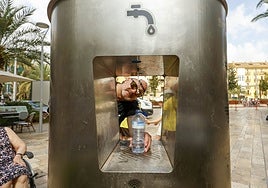 Fuente de agua refrigerada, en la plaza de la Reina de Valencia.