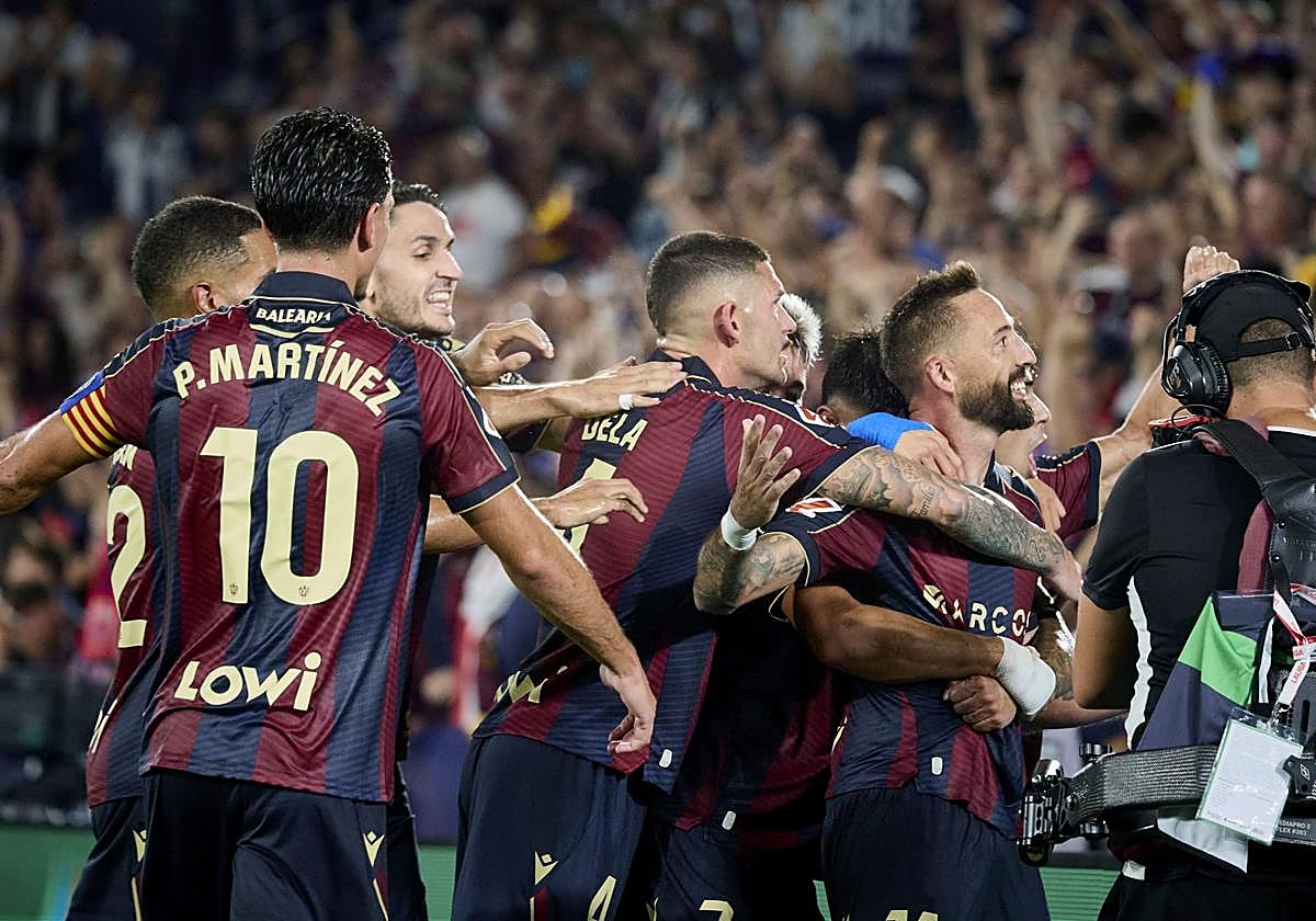 El Levante UD celebra un gol ante el FC Barcelona.
