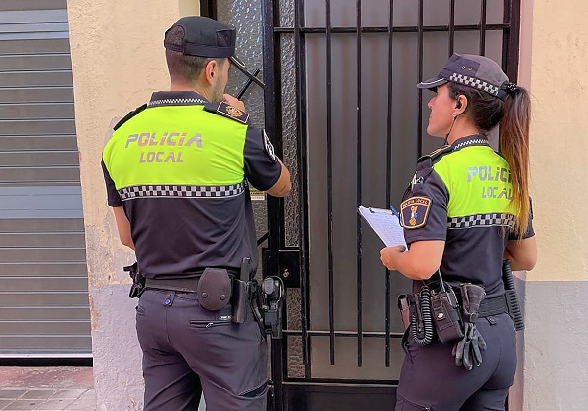 Policía Local de Mislata revisando patios.