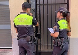 Policía Local de Mislata revisando patios.